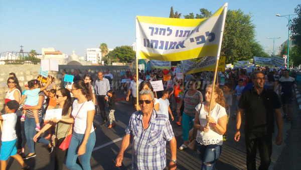 بالصور: المدارس الأهلية المسيحية في الرملة تُنظم تظاهرة احتجاجية 